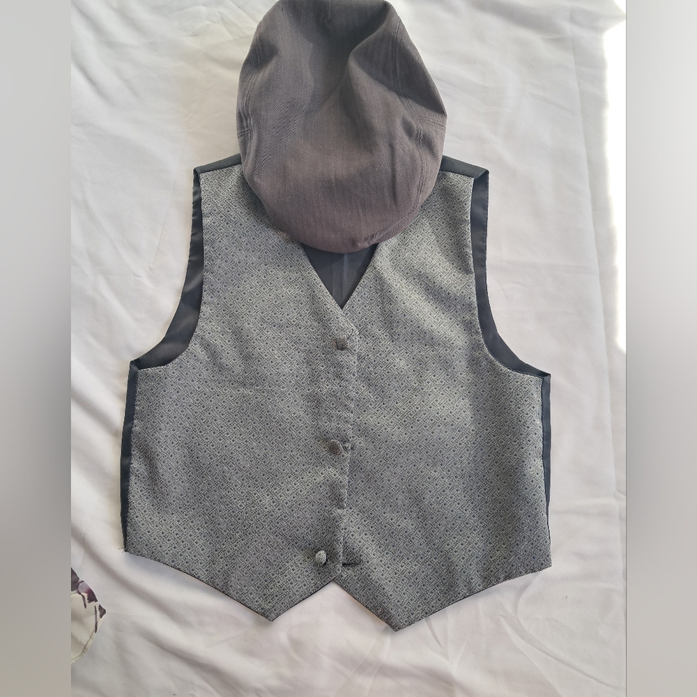 Boy's Bundle 2pc Gray Patterned Vest and Hat